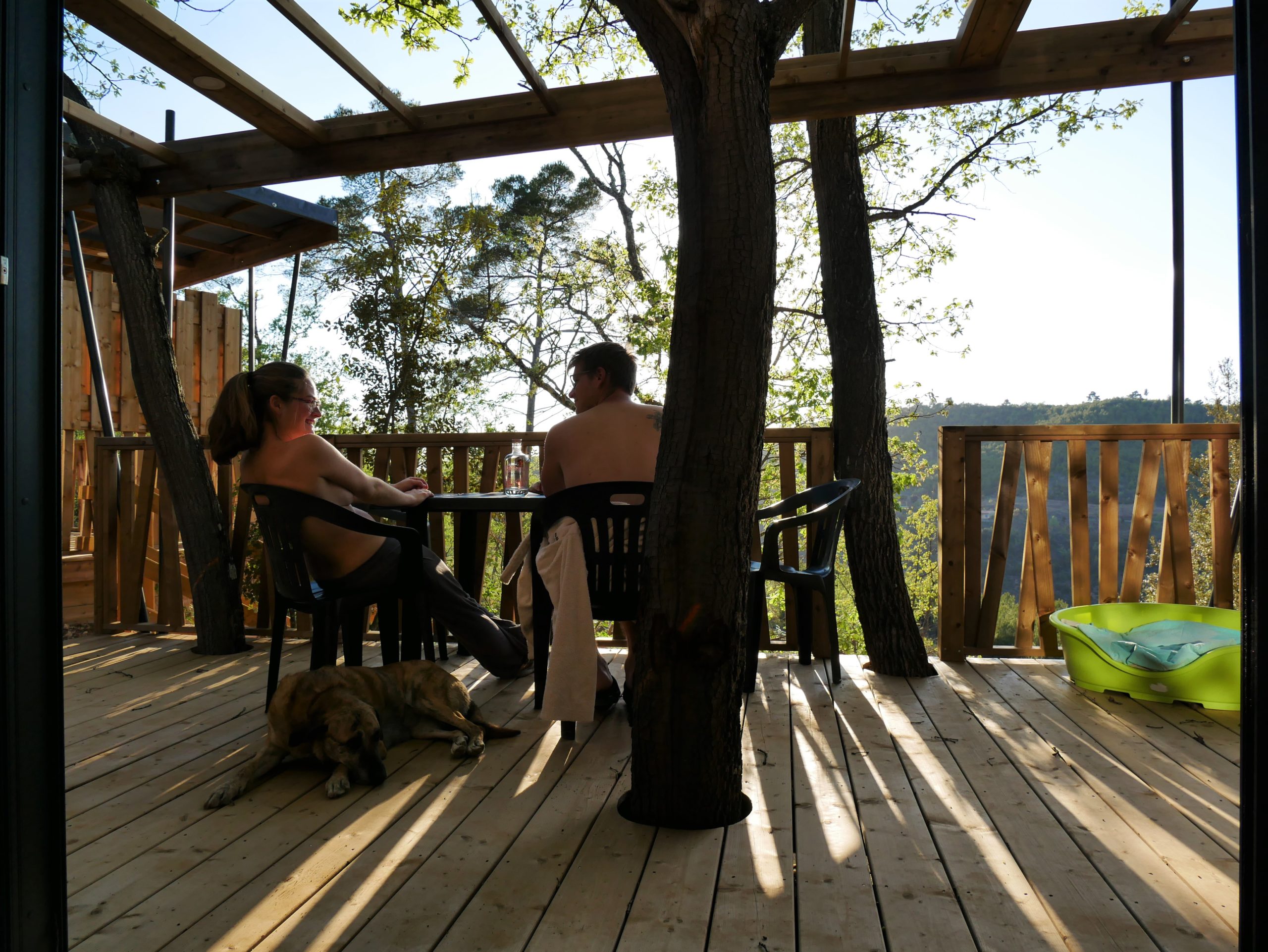 Chalet-naturiste-avec-terrasse