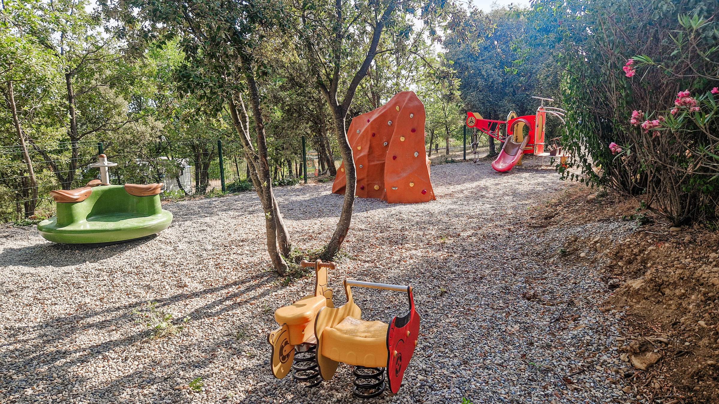 air de jeux enfants au camping naturiste provence