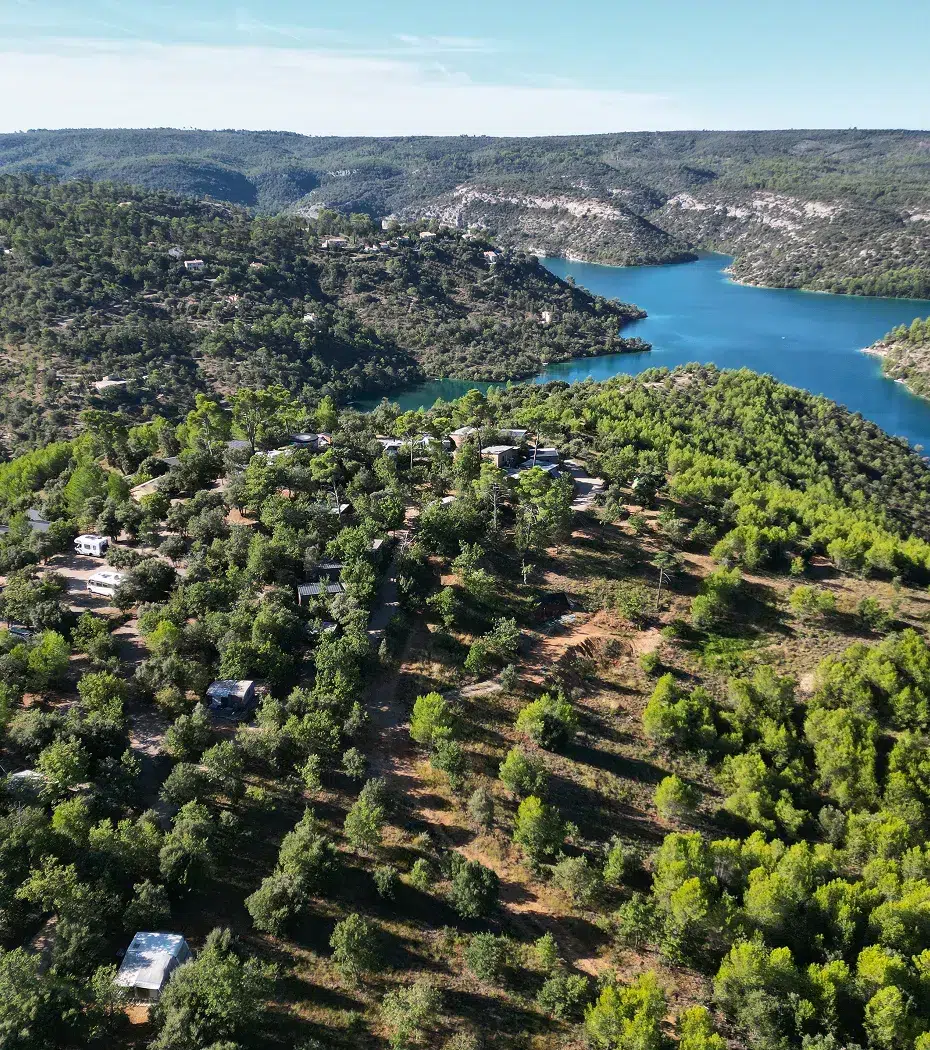 Naturistencamping Provence drone uitzicht op meer en natuur