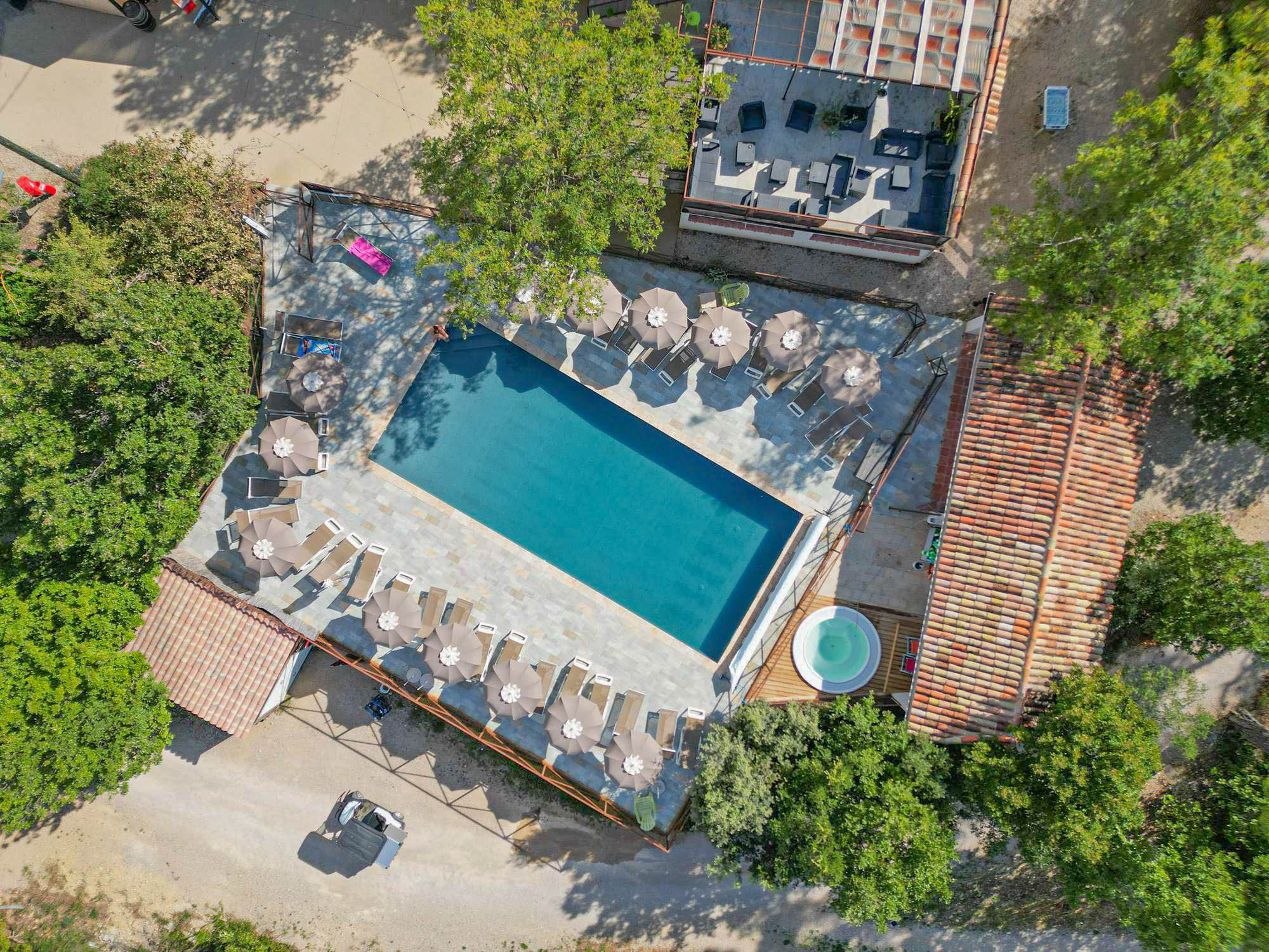 camping zwembad vanuit de lucht